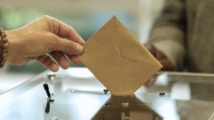 Photo d'une personne déposant son bulletin de vote