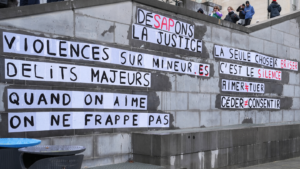 Image de collages féministes en lien avec la violence sexiste dans le cadre d'une manifestation